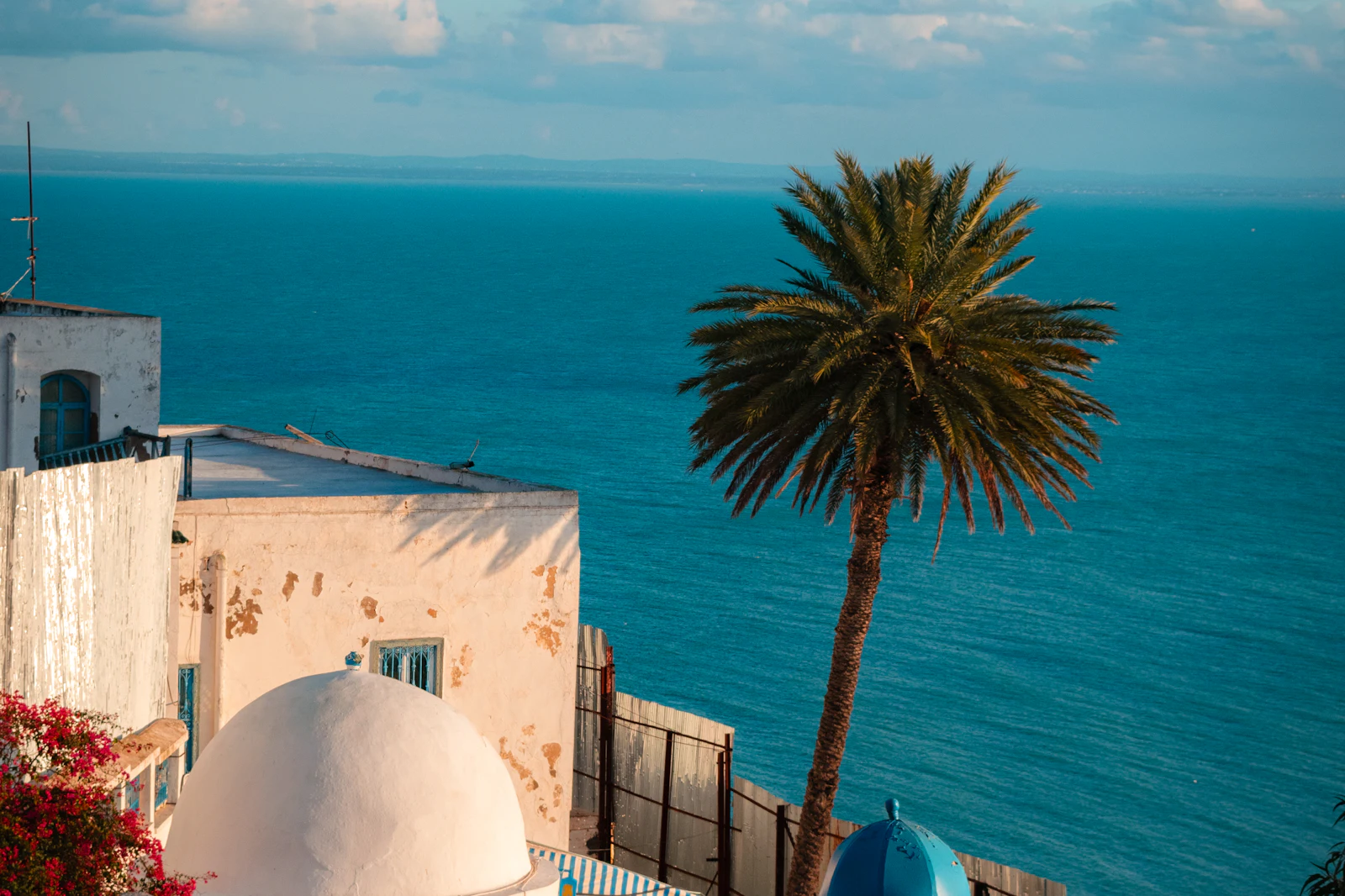 عمارة بيضاء تطل على البحر الأبيض المتوسط، تونس